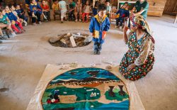 Educadora tradicional trabajando con niños pequeños