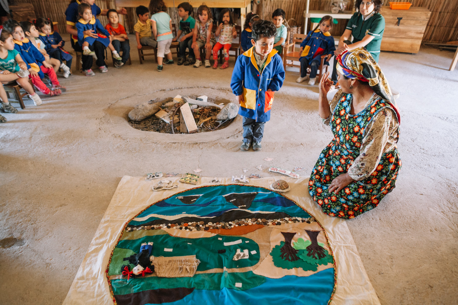 Educadora tradicional trabajando con niños pequeños