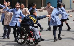 Estudiantes de educación básica haciendo una ronda