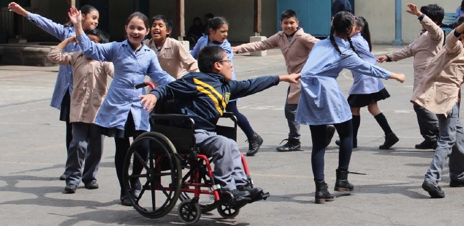Estudiantes de educación básica haciendo una ronda