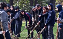 Ministro Varela jugando palín.