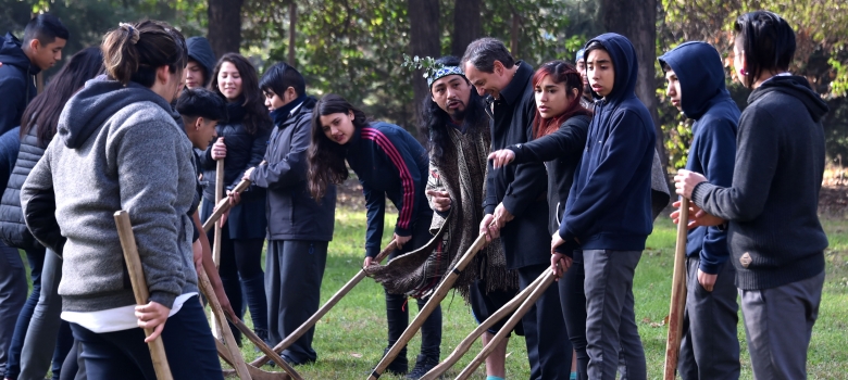 Ministro Varela jugando palín.