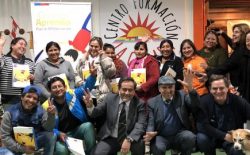Seremi de Antofagasta y sacerdote Felipe Berríos con estudiantes de Contigo Aprendo