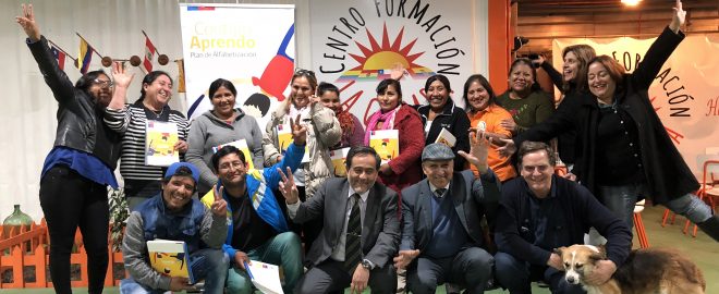 Seremi de Antofagasta y sacerdote Felipe Berríos con estudiantes de Contigo Aprendo