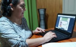 Docente capacitándose online