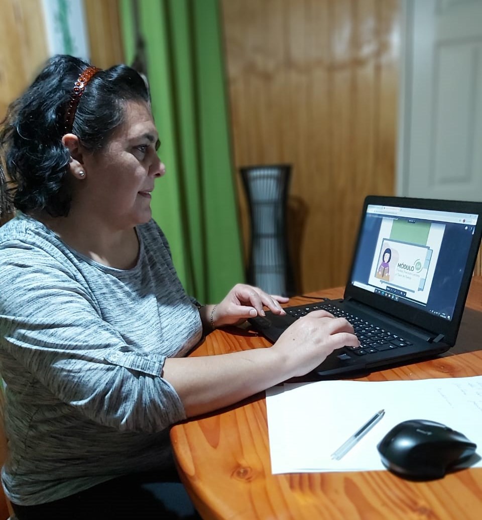 Docente capacitándose online